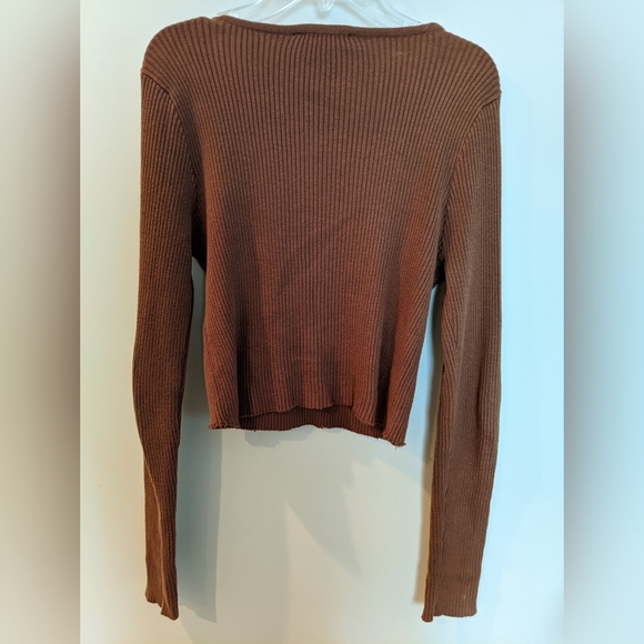Cropped ribbed long sleeve pullover notched vneck top - Picture 4 of 4